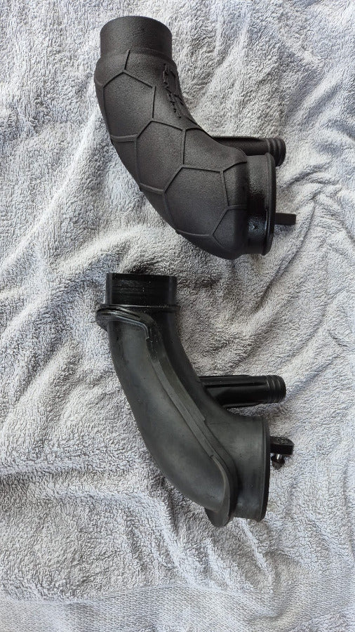 ergleich zwischen RevDop Turboinlet und OEM Serieninlet für BMW 3er E9x 335d M57 – optimierte Geometrie für geringeren Druckverlust und höheren Luftdurchsatz