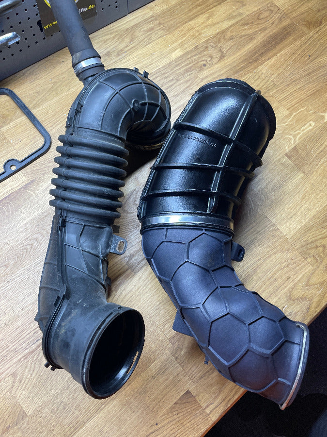 Vergleich des OEM-Ansaugrohrs mit dem RevDop Turboinlet für BMW N47