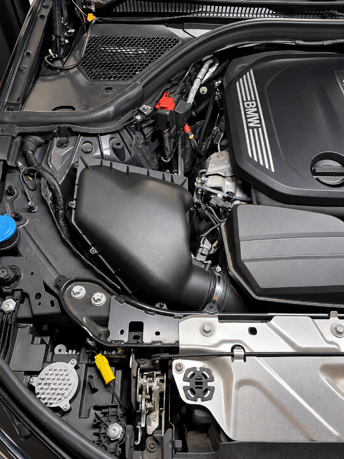 RevDop Performance Luftfilterkasten passend für BMW G2x im eingebauten Zustand