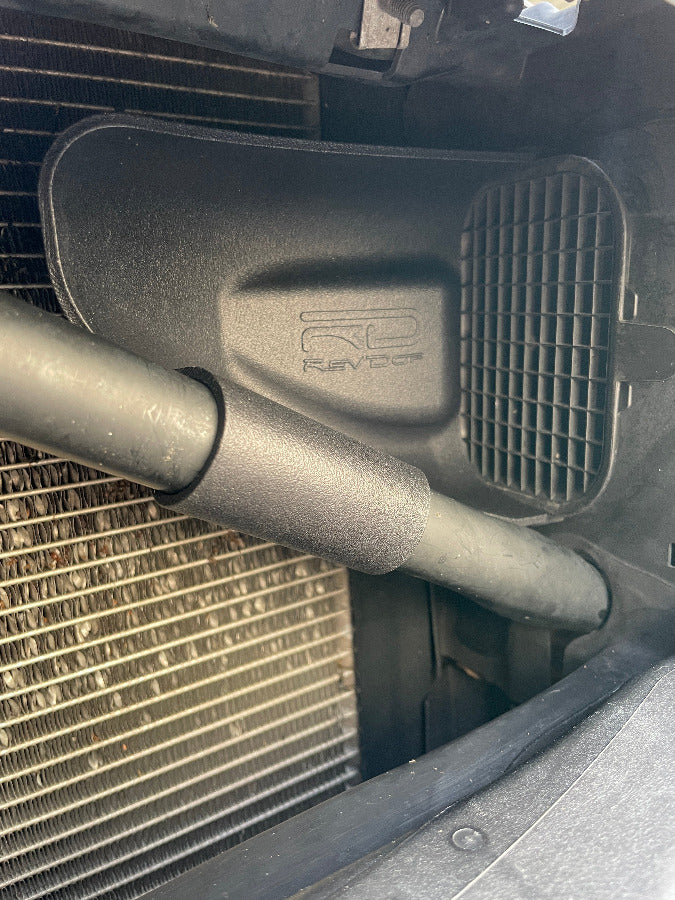 Eingebauter RevDop Airscoop für BMW F3x mit sichtbarem Gitter in der Luftöffnung und fahrzeugspezifischer Luftführung.