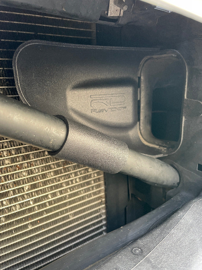 RevDop Airscoop für ausgewählte BMW F3x Modelle auf der Fahrerseite im eingebauten Zustand, Ansicht der gezielten Frischluftführung.