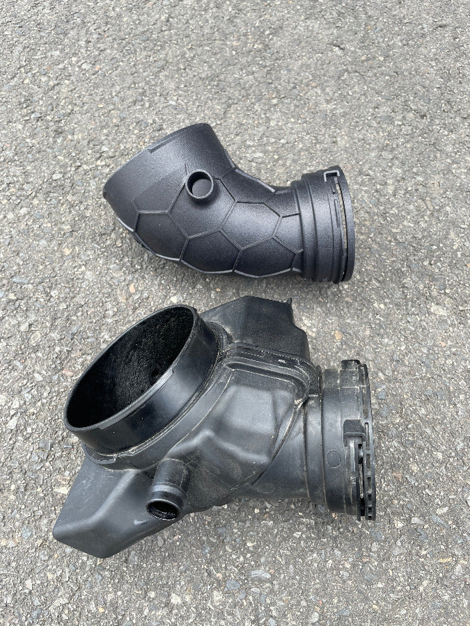 Vergleich der Einlassgeometrie von OEM und RevDop Turboinlet für den BMW B58