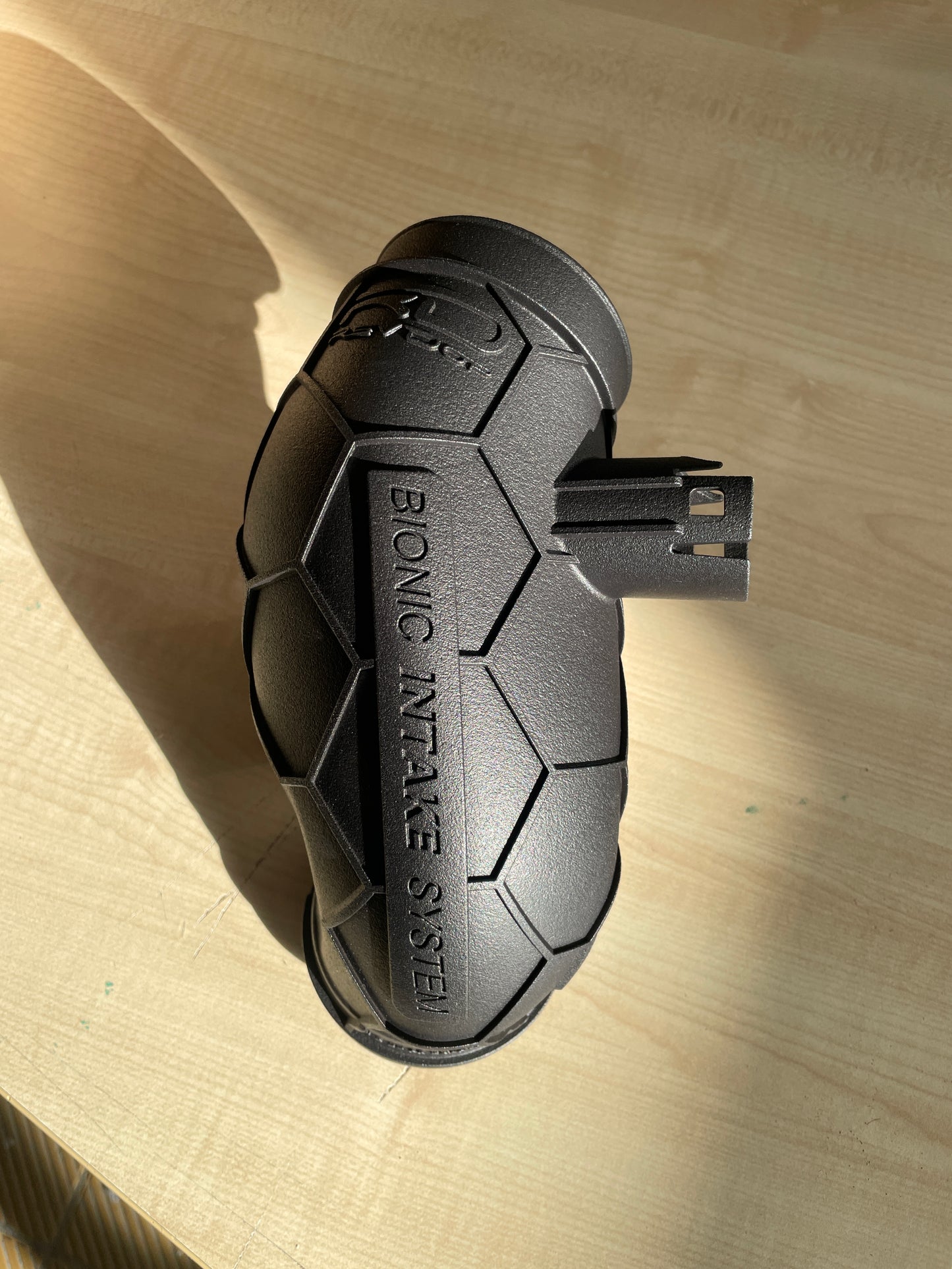 Echtfoto des Turboinlets für BMW 3er G2x 330d B57 Motor bis 11/2020 auf Tisch – Plug-and-Play Upgrade für mehr Leistung und Drehmoment
