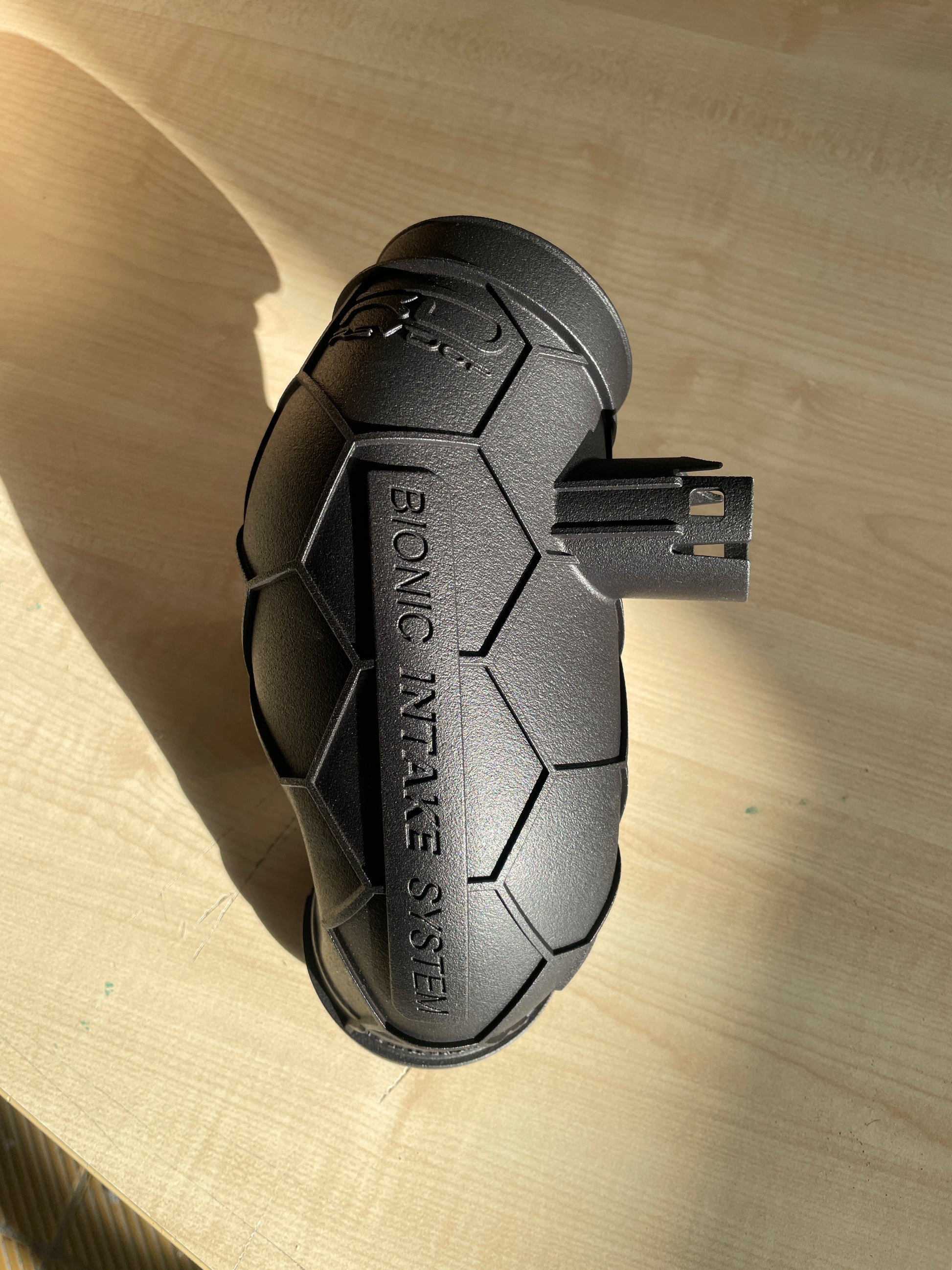 Echtfoto des Turboinlets für BMW 3er G2x 330d B57 Motor bis 11/2020 auf Tisch – Plug-and-Play Upgrade für mehr Leistung und Drehmoment