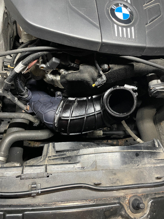 RevDop Turboinlet für BMW N47 im eingebauten Zustand im Motorraum

Das Bild zeigt das Inlet tatsächlich eingebaut im BMW-Motorraum
