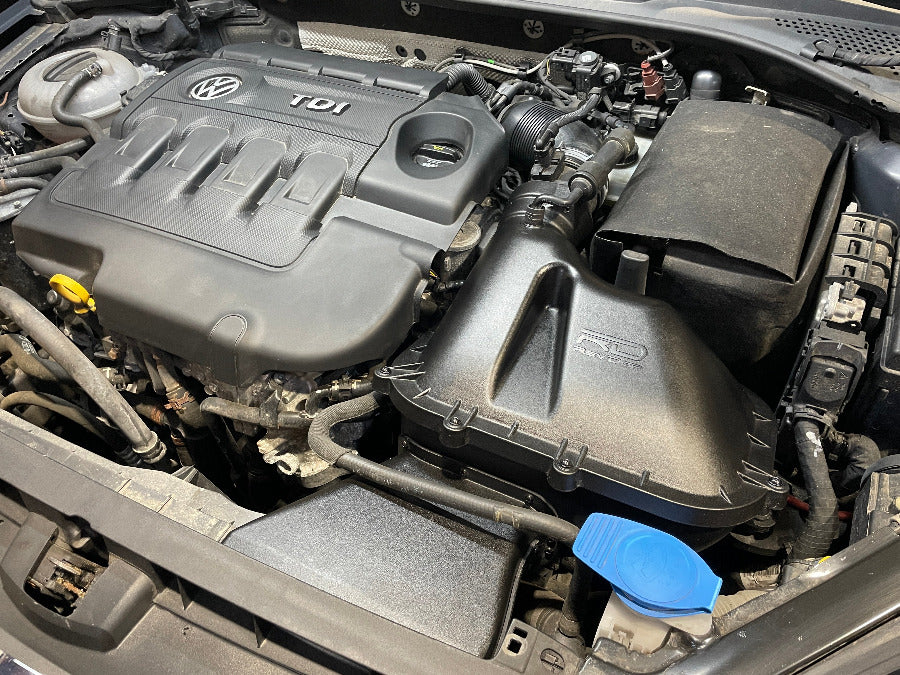 RevDop Bionic Intake System für VW 2.0 TDI EA288 im Motorraum