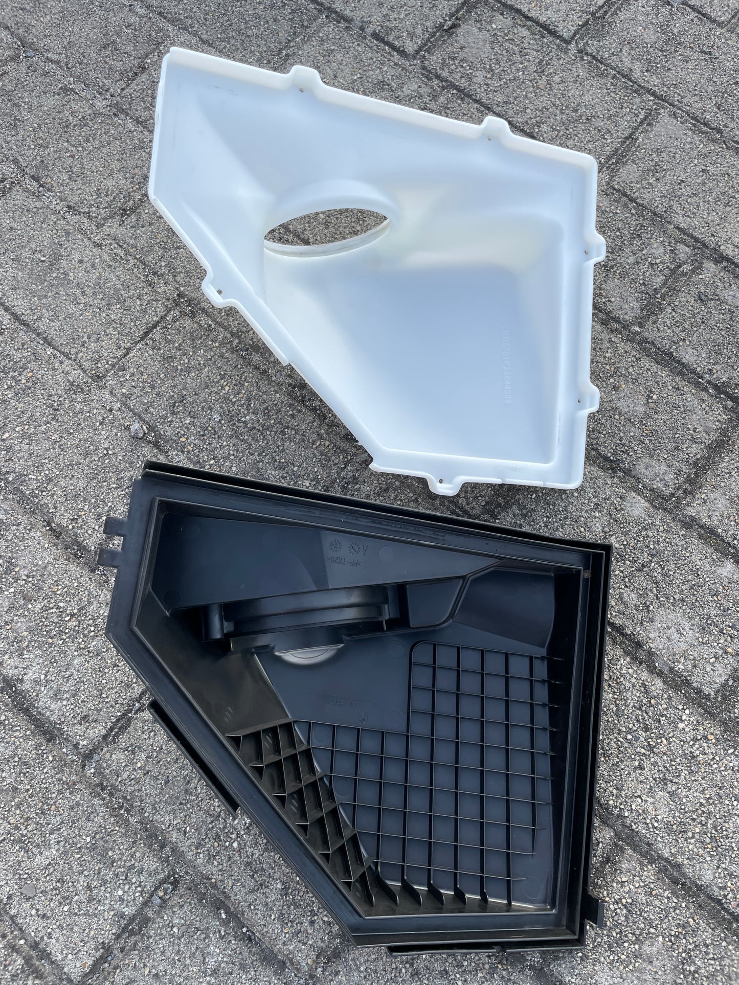 Vergleich zwischen RevDop Luftfilterkasten und OEM Luftfilterkasten für BMW 335d M57 – optimierte Strömungsgeometrie m Luftmassenmesser