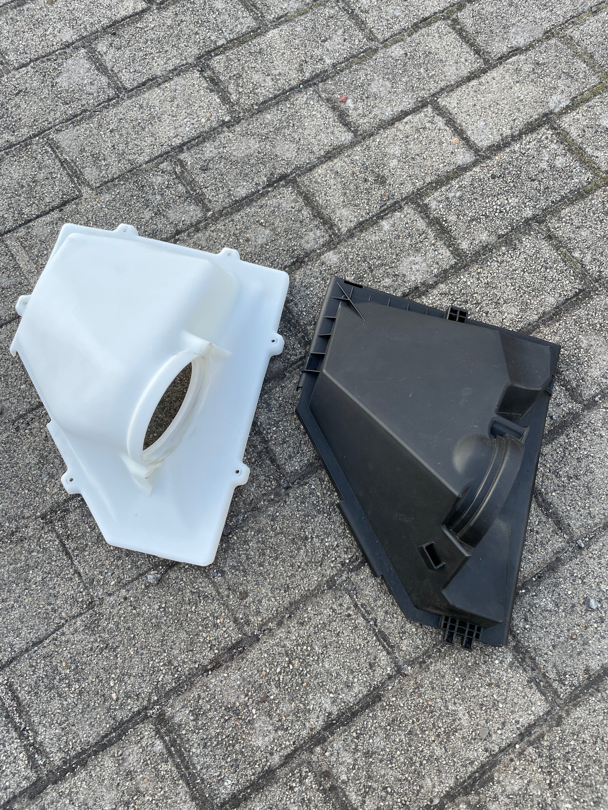 Vergleich zwischen OEM Luftfilterkasten und bionischem Luftfilterkasten für BMW 335d M57 – optimierte Strömungsgeometrie sichtbar